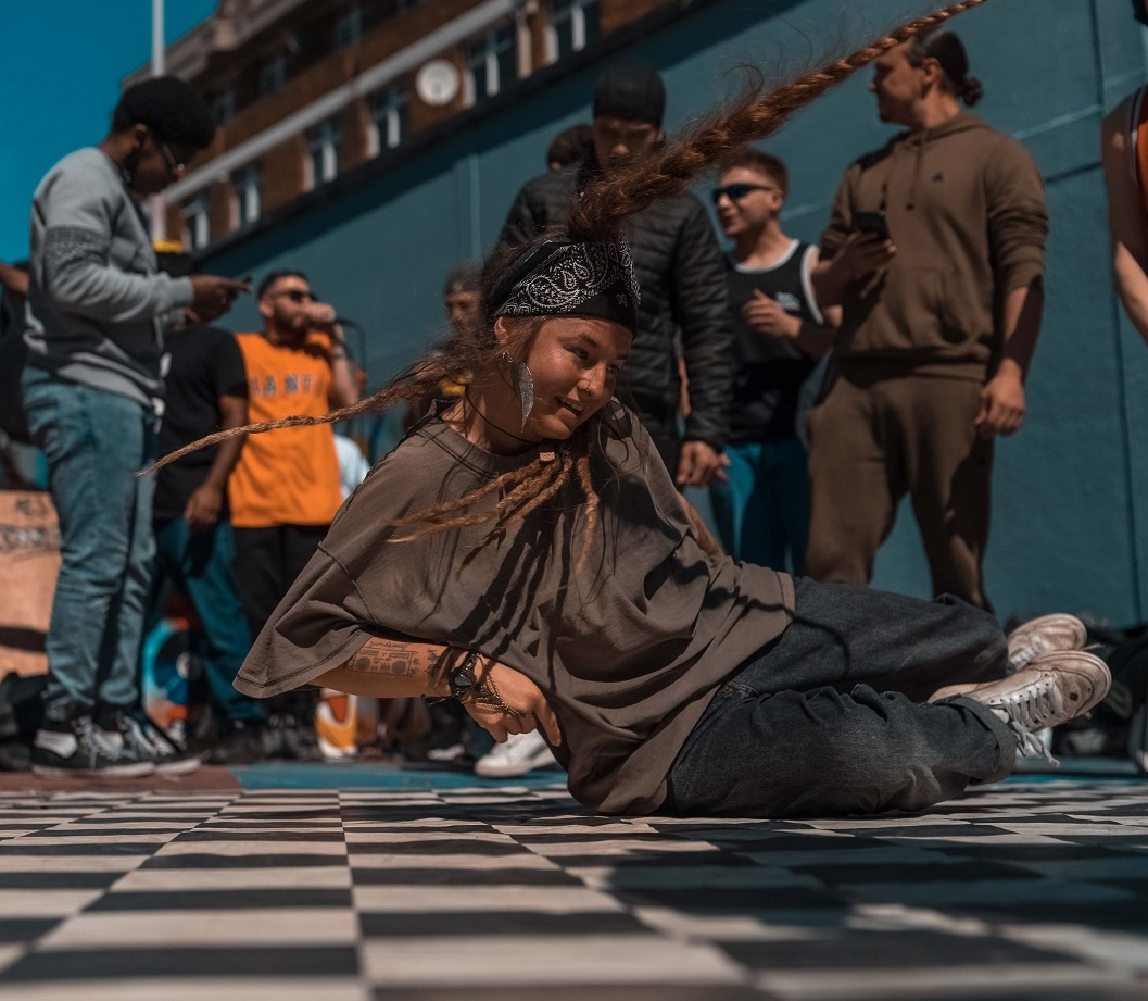 Breakdance-Performance beim Raw Concrete Jungle Projekt