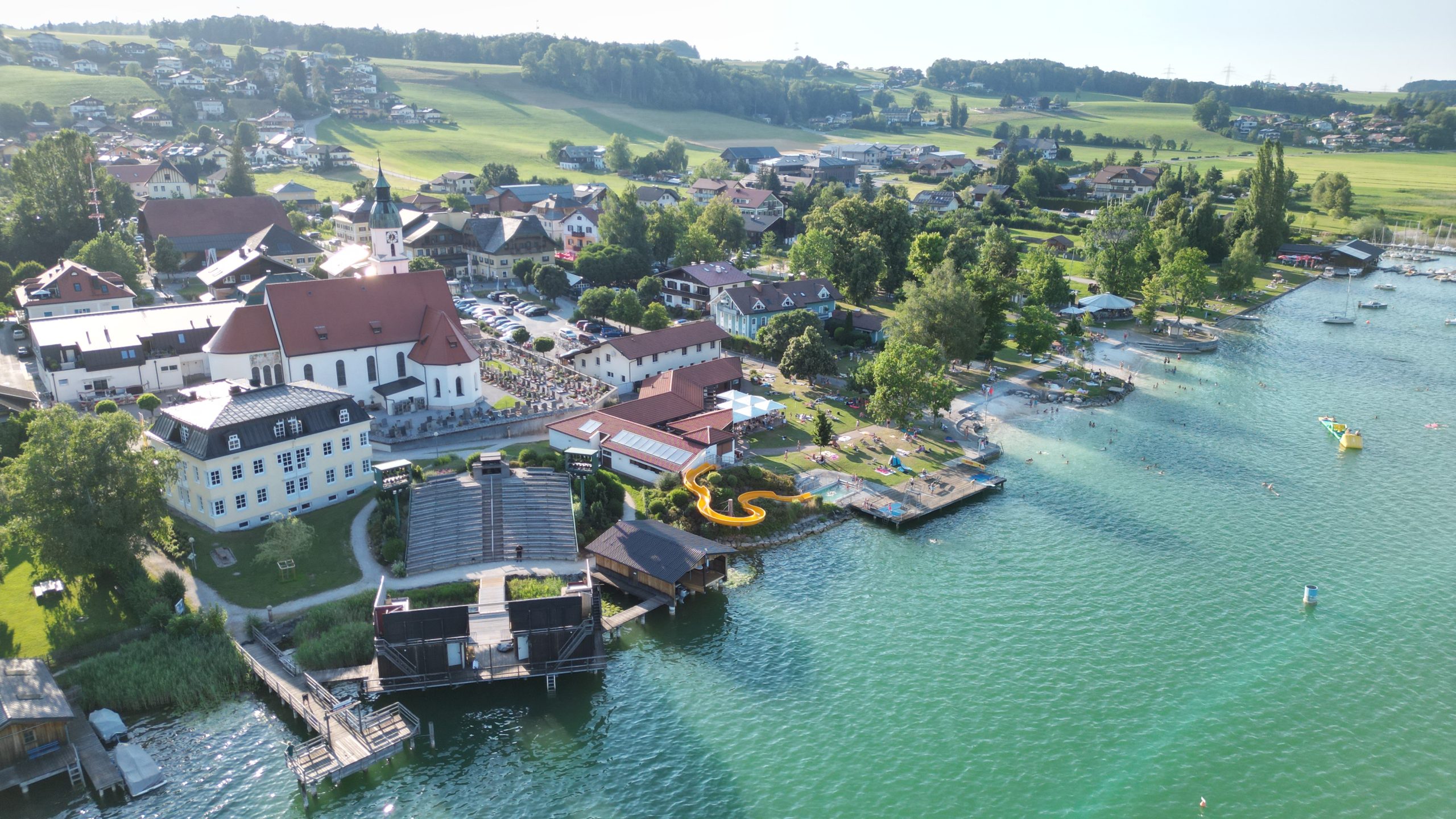 Luftaufnahme von Seeham mit der Seebühne am Obertrumer See